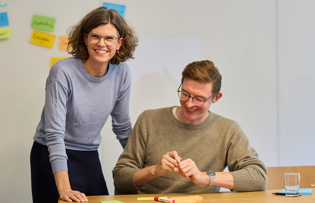 Frau und Mann in Workshop