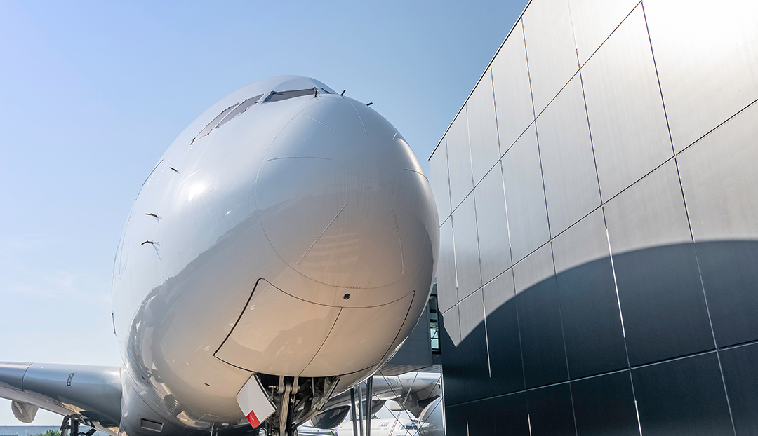 parkendes Flugzeug - Gebäude