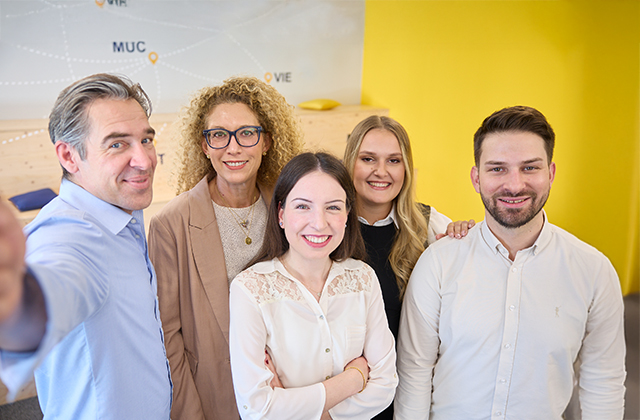 Gruppe Mitarbeitende Selfie